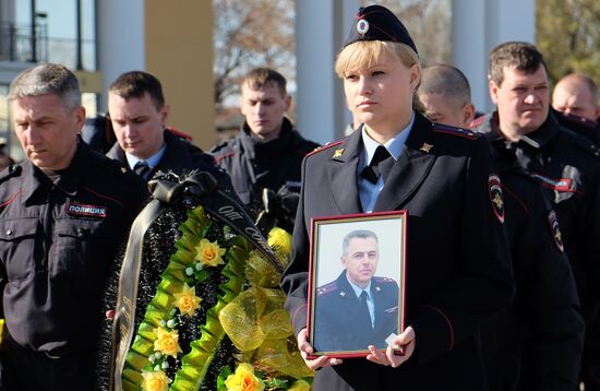 Paying last respects to police chief Andrei Gosht in Samara