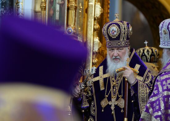 Patriarch holds service on Holy Thursday at Cathedral of Christ the Savior