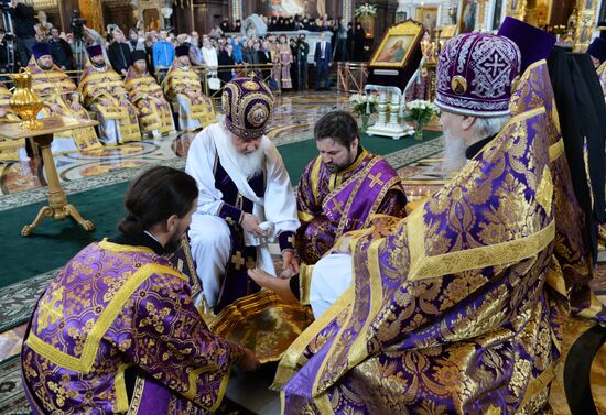 Patriarch holds service on Holy Thursday at Cathedral of Christ the Savior