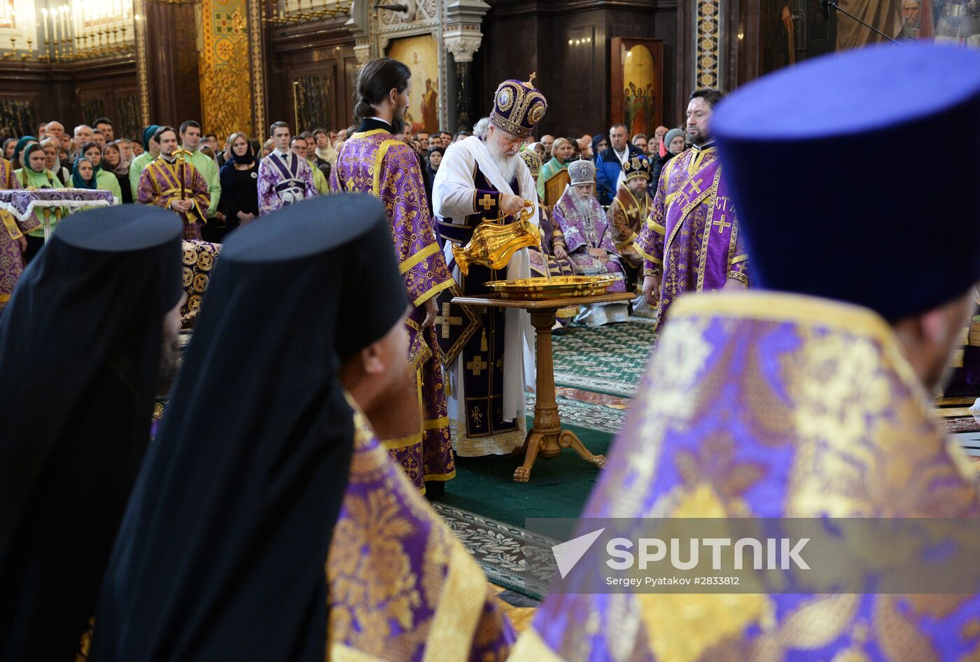 Patriarch holds service on Holy Thursday at Cathedral of Christ the Savior