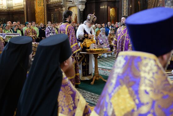 Patriarch holds service on Holy Thursday at Cathedral of Christ the Savior