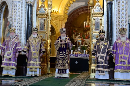Patriarch holds service on Holy Thursday at Cathedral of Christ the Savior
