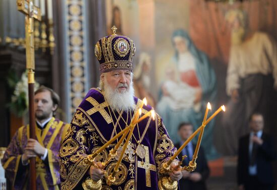 Patriarch holds service on Holy Thursday at Cathedral of Christ the Savior