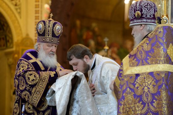 Patriarch holds service on Holy Thursday at Cathedral of Christ the Savior