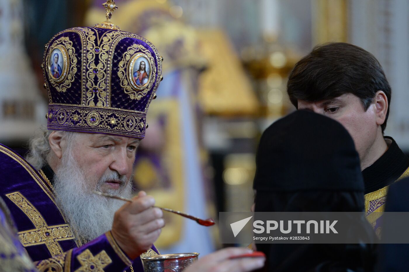 Patriarch holds service on Holy Thursday at Cathedral of Christ the Savior