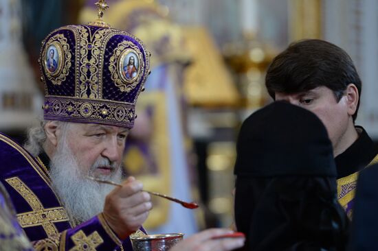 Patriarch holds service on Holy Thursday at Cathedral of Christ the Savior