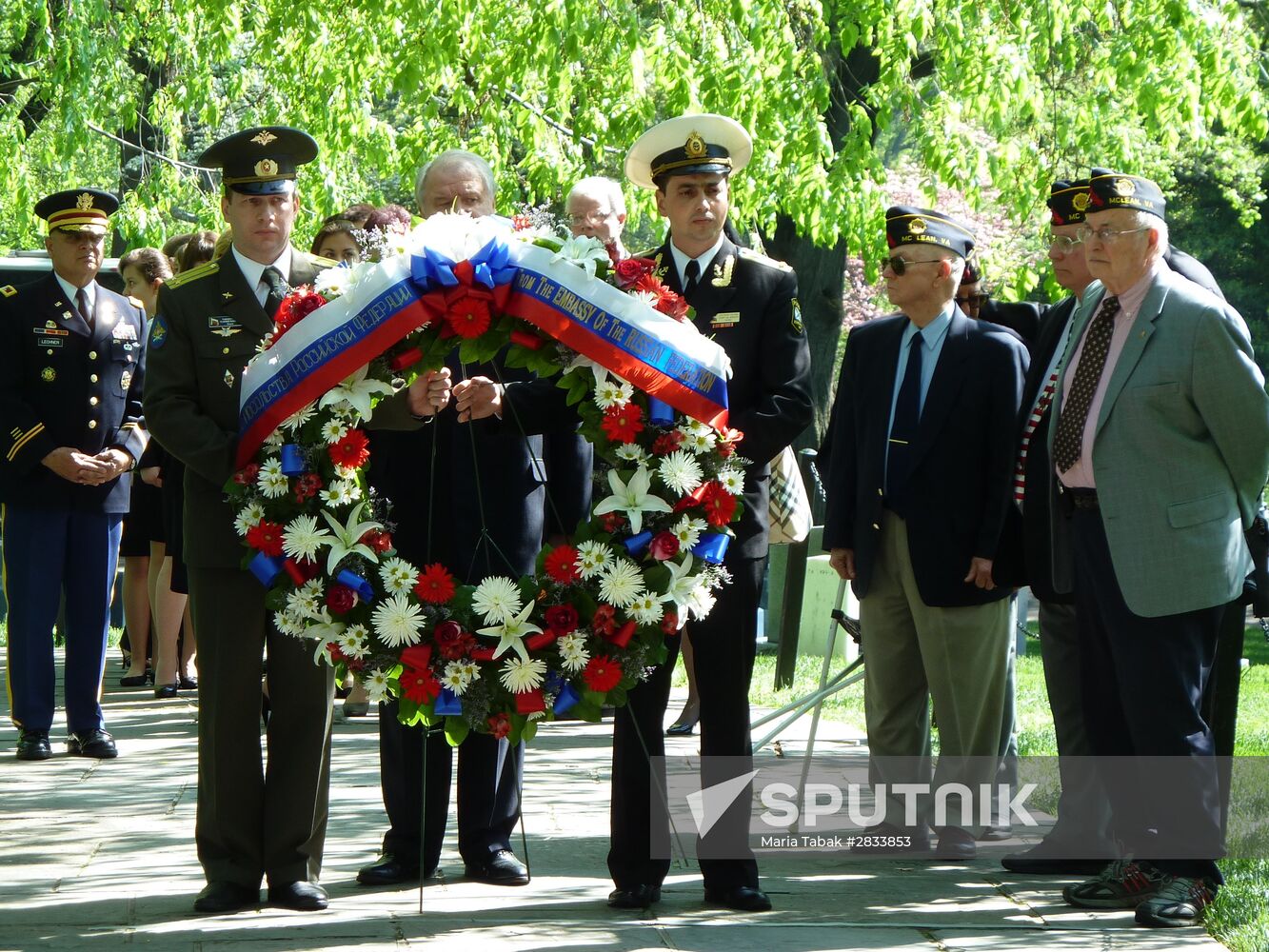 Laying wreath to the Spirit of the Elbe memorial