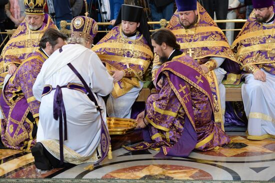 Patriarch holds service on Holy Thursday at Cathedral of Christ the Savior
