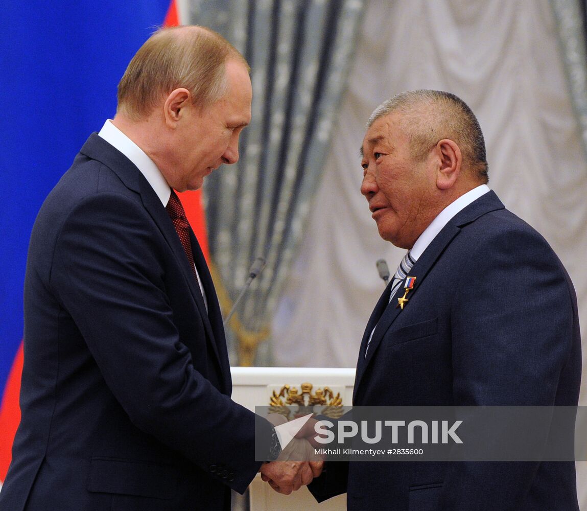 Vladimir Putin presents Hero of Labor of the Russian Federation medals