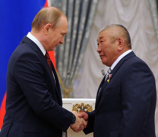 Vladimir Putin presents Hero of Labor of the Russian Federation medals