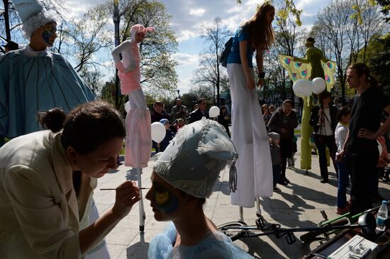 Stiltwalkers march at Between the Earth and Sky festival