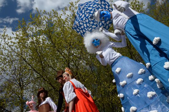Stiltwalkers march at Between the Earth and Sky festival