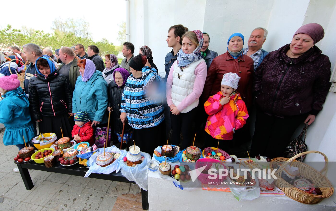 Consecration of Easter cakes and eggs on Holy Saturday