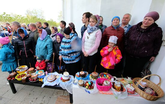 Consecration of Easter cakes and eggs on Holy Saturday