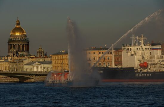 St. Petersburg hosts icebreaker festival