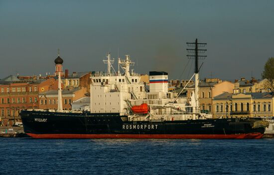St. Petersburg hosts icebreaker festival