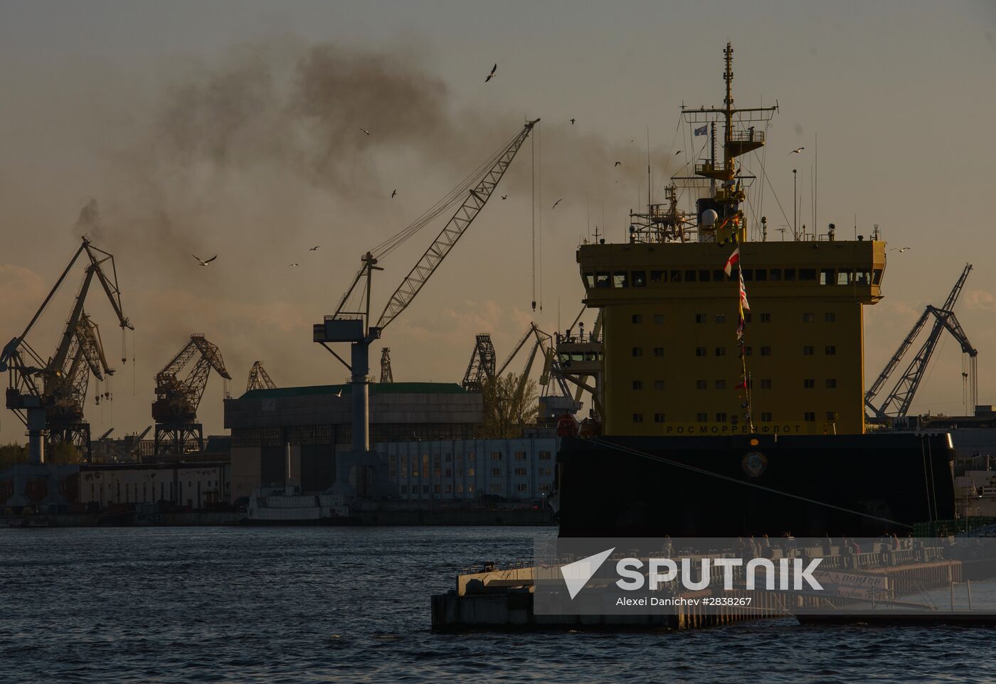 St. Petersburg hosts icebreaker festival on the Neva River.