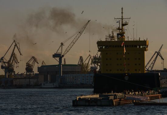 St. Petersburg hosts icebreaker festival on the Neva River.