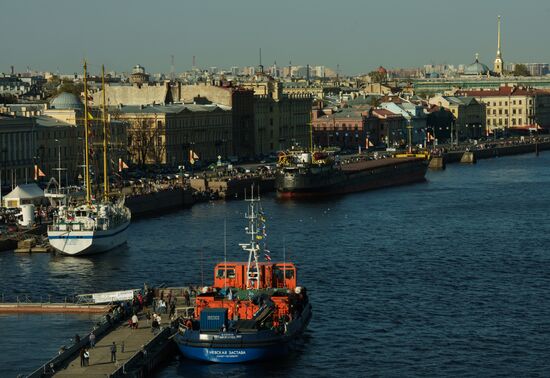 St. Petersburg hosts icebreaker festival on the Neva River.