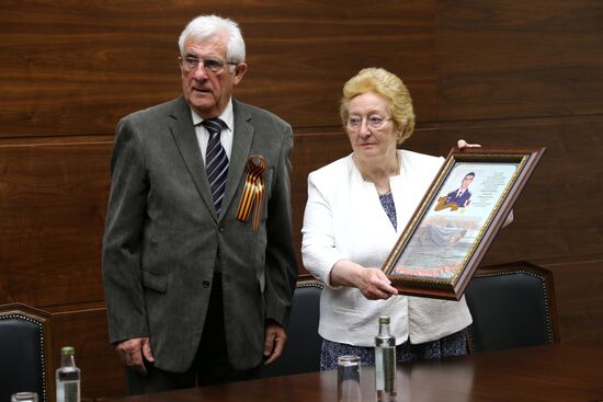 Jean-Claude and Micheline Mague present family heirloom to parents of Hero of Russia Alexander Prokhorenko