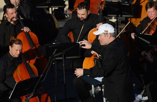 Mariinsky Theater orchestra performs in Palmyra