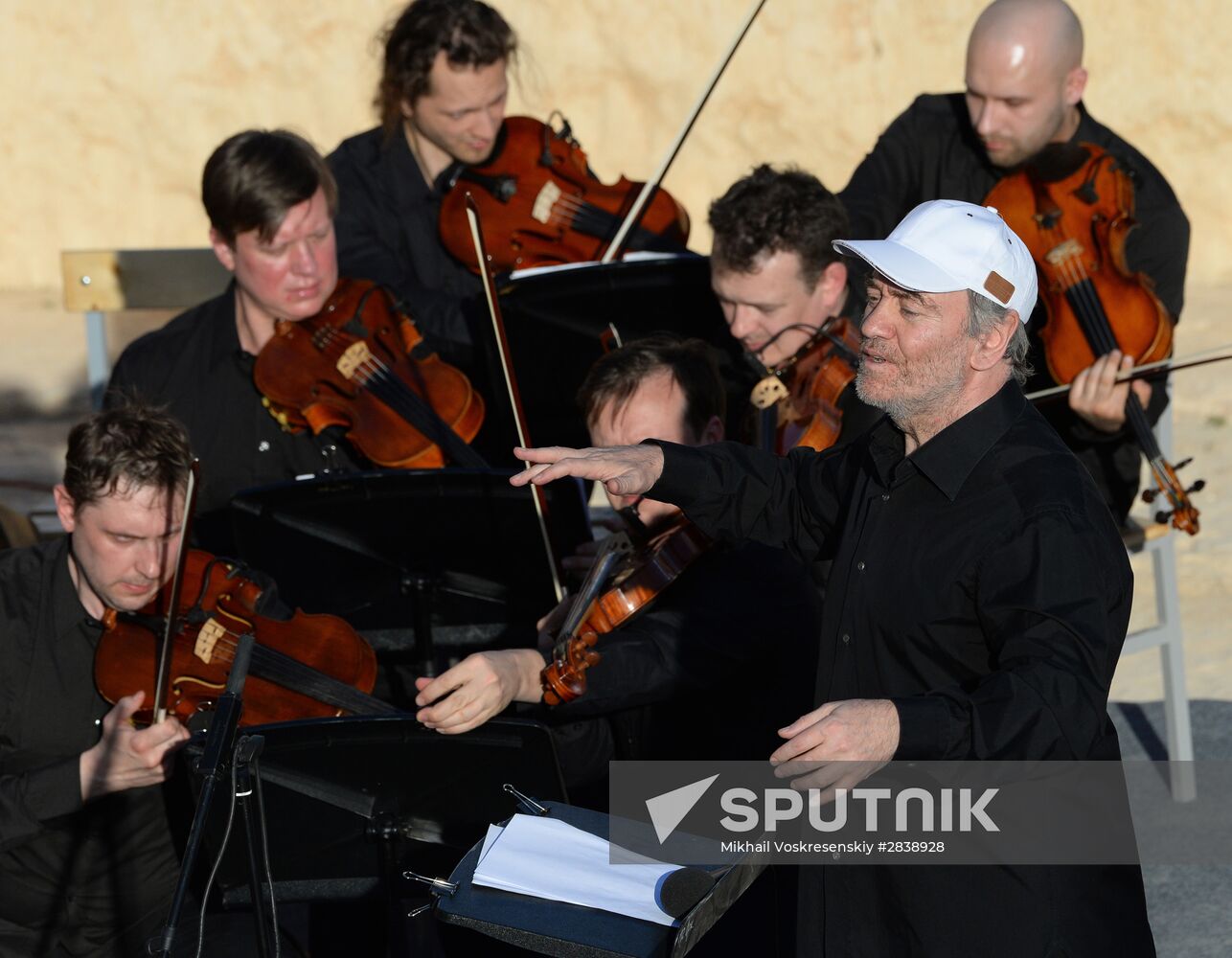 Mariinsky Theater orchestra performs in Palmyra