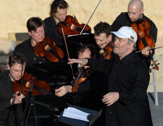 Mariinsky Theater orchestra performs in Palmyra