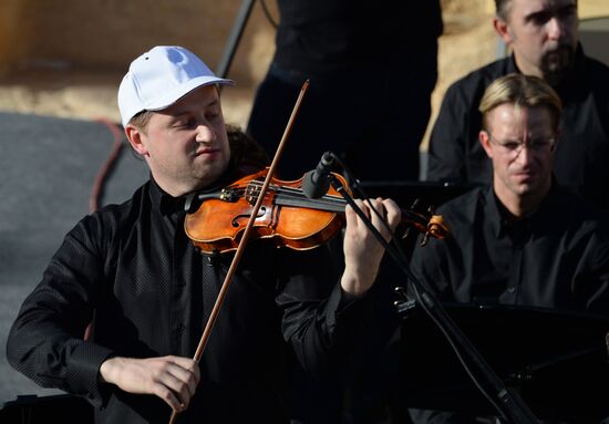Mariinsky Theater orchestra performs in Palmyra