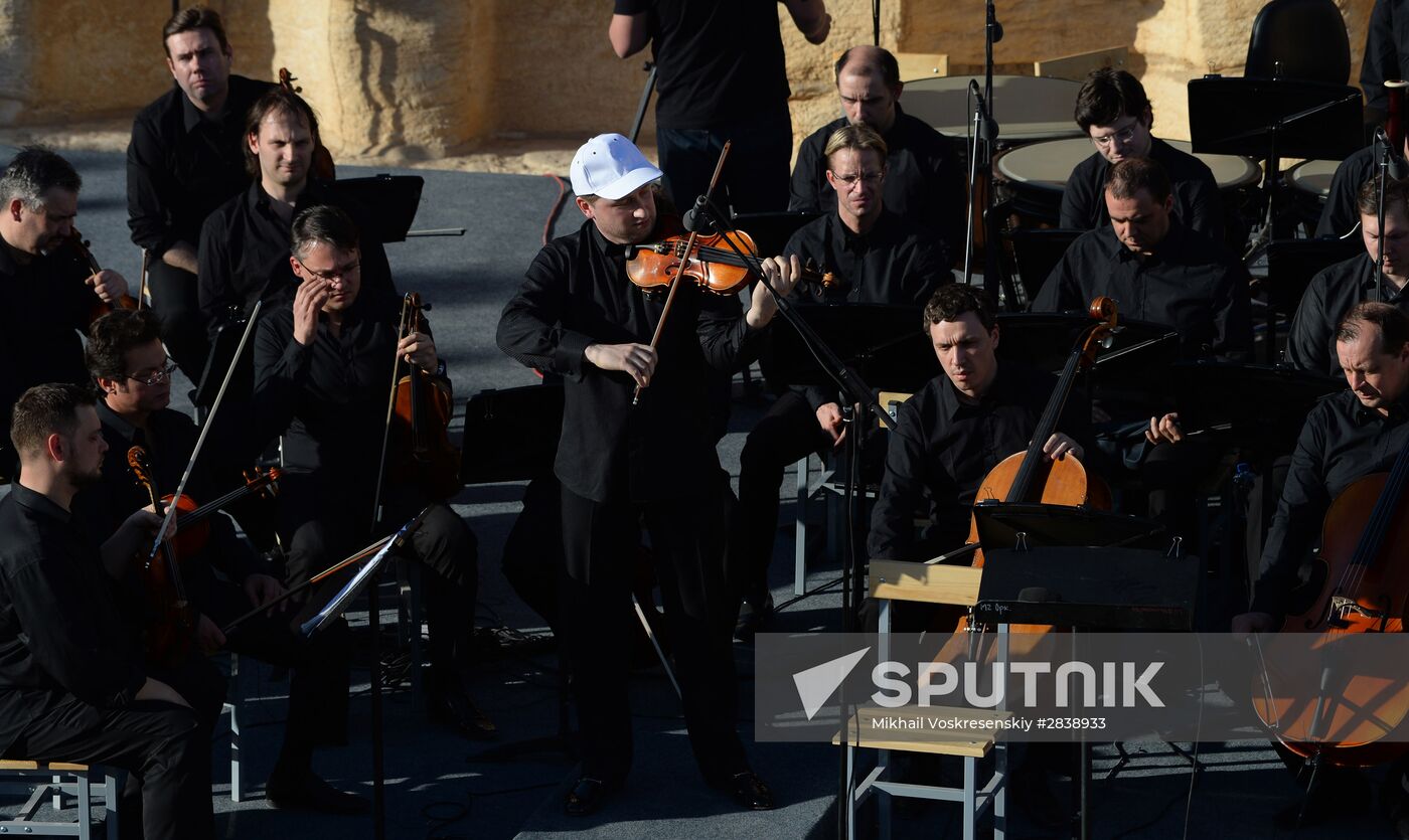 Mariinsky Theater orchestra performs in Palmyra