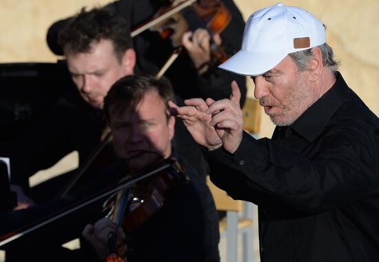 Mariinsky Theater orchestra performs in Palmyra