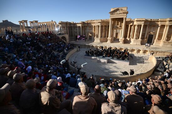 Mariinsky Theater orchestra performs in Palmyra