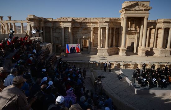 Mariinsky Theater orchestra performs in Palmyra