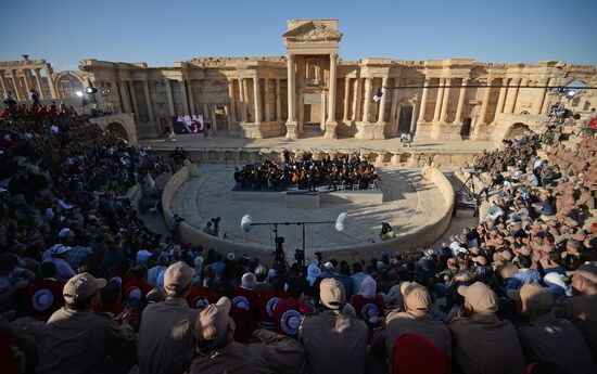 Mariinsky Theater orchestra performs in Palmyra