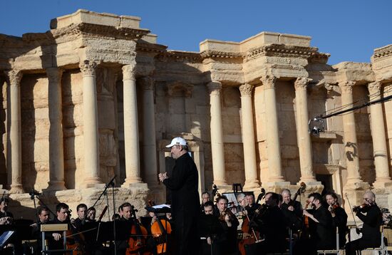 Mariinsky Theater orchestra performs in Palmyra