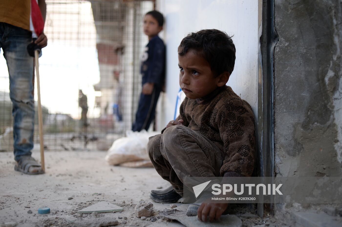 Handing out Russian humanitarian relief aid to the Syrian population