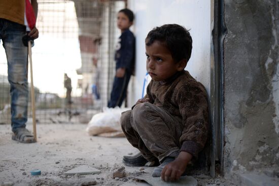 Handing out Russian humanitarian relief aid to the Syrian population