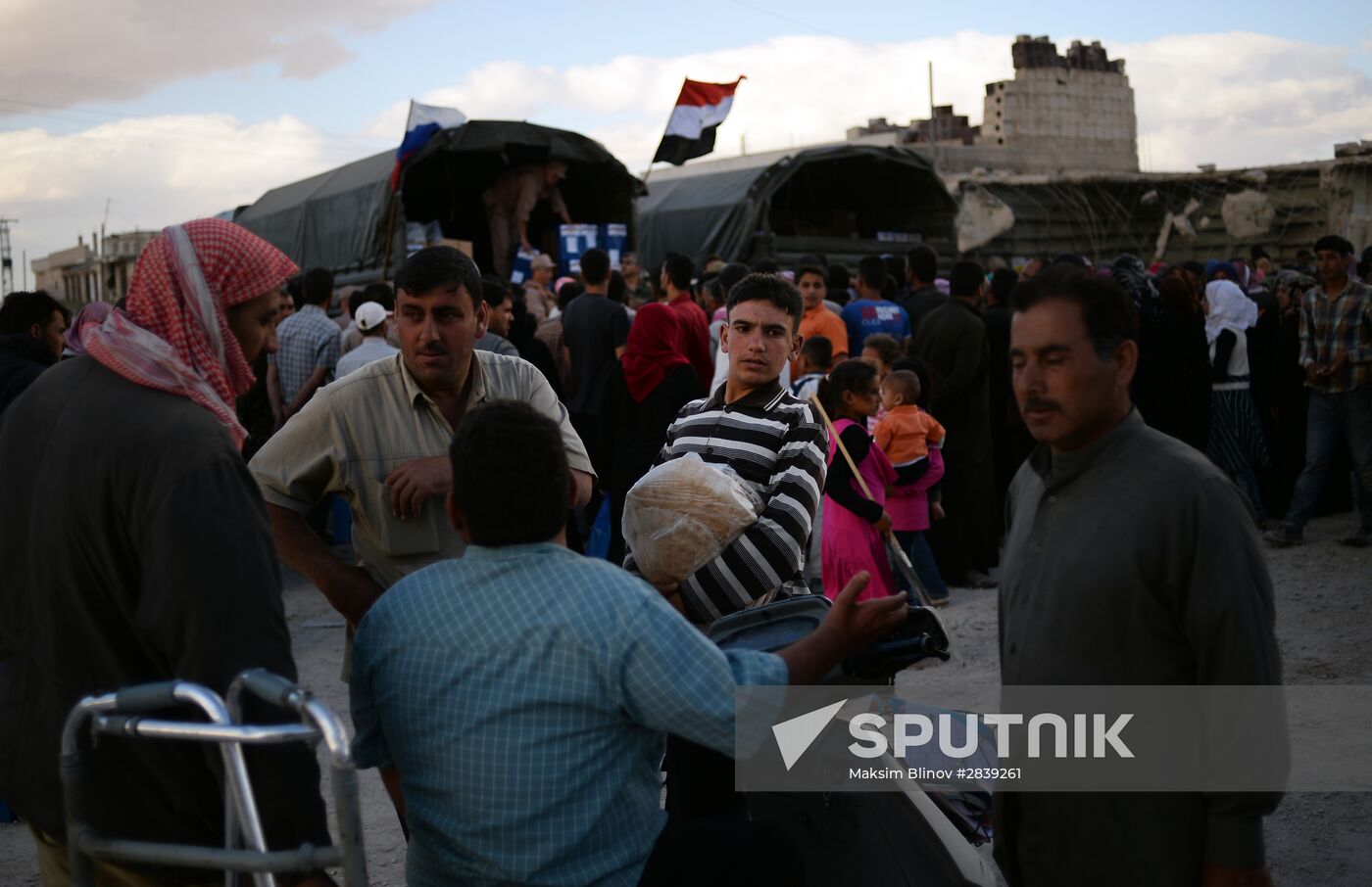 Handing out Russian humanitarian relief aid to the Syrian population
