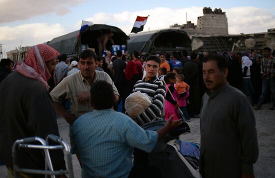 Handing out Russian humanitarian relief aid to the Syrian population
