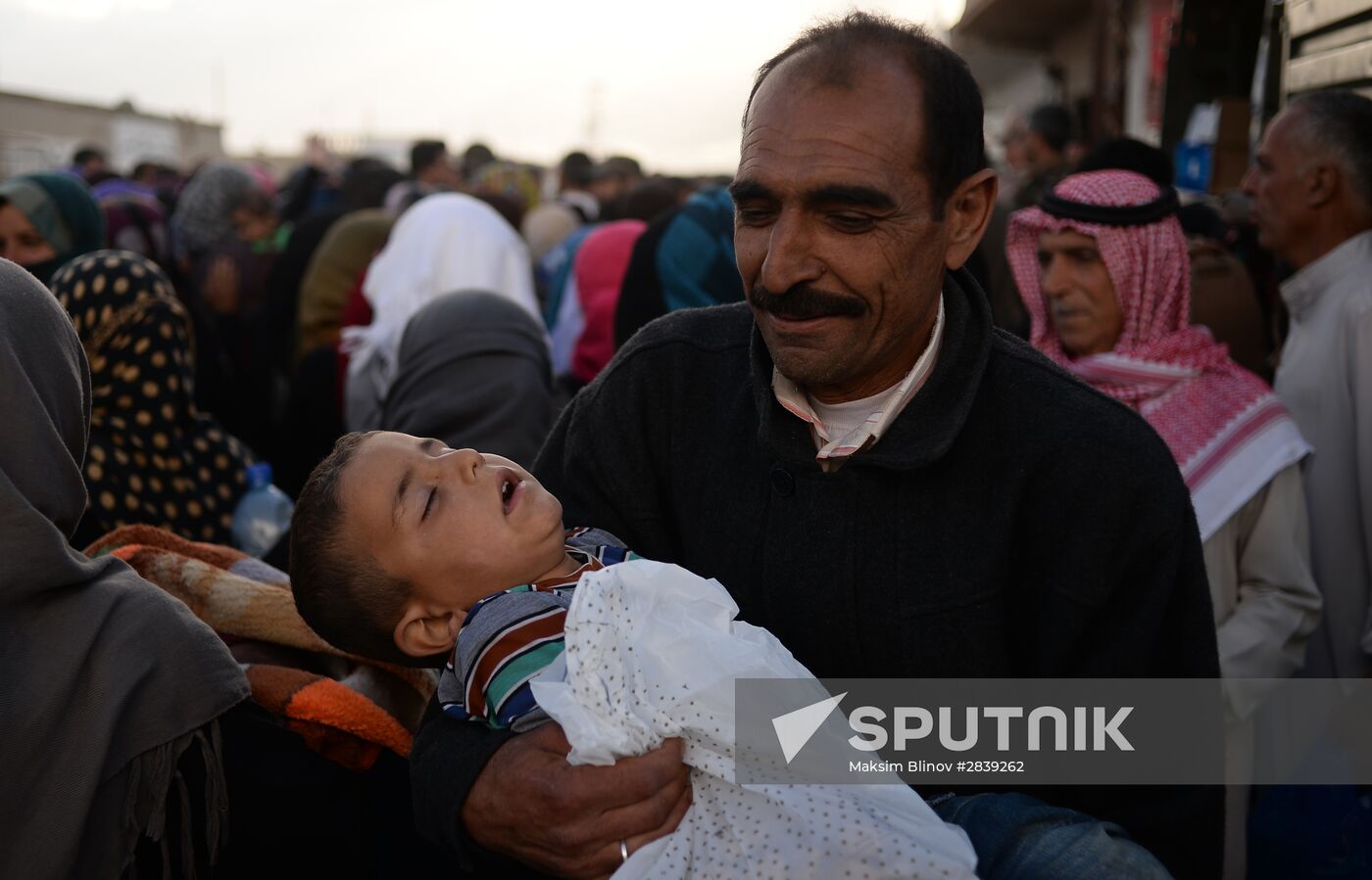 Handing out Russian humanitarian relief aid to the Syrian population