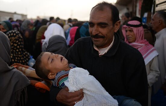 Handing out Russian humanitarian relief aid to the Syrian population