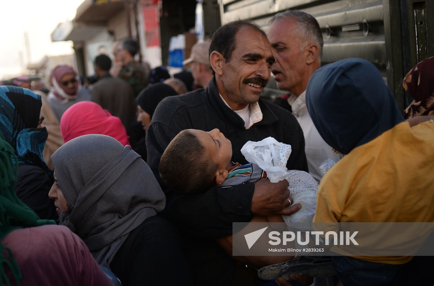 Handing out Russian humanitarian relief aid to the Syrian population