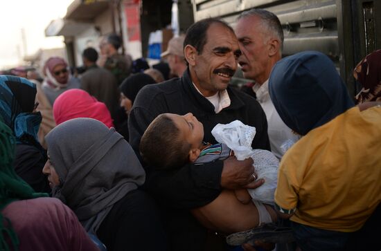 Handing out Russian humanitarian relief aid to the Syrian population