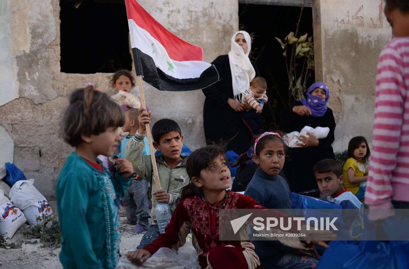 Handing out Russian humanitarian relief aid to the Syrian population