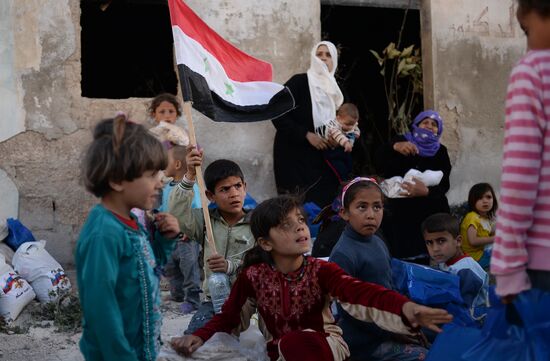 Handing out Russian humanitarian relief aid to the Syrian population