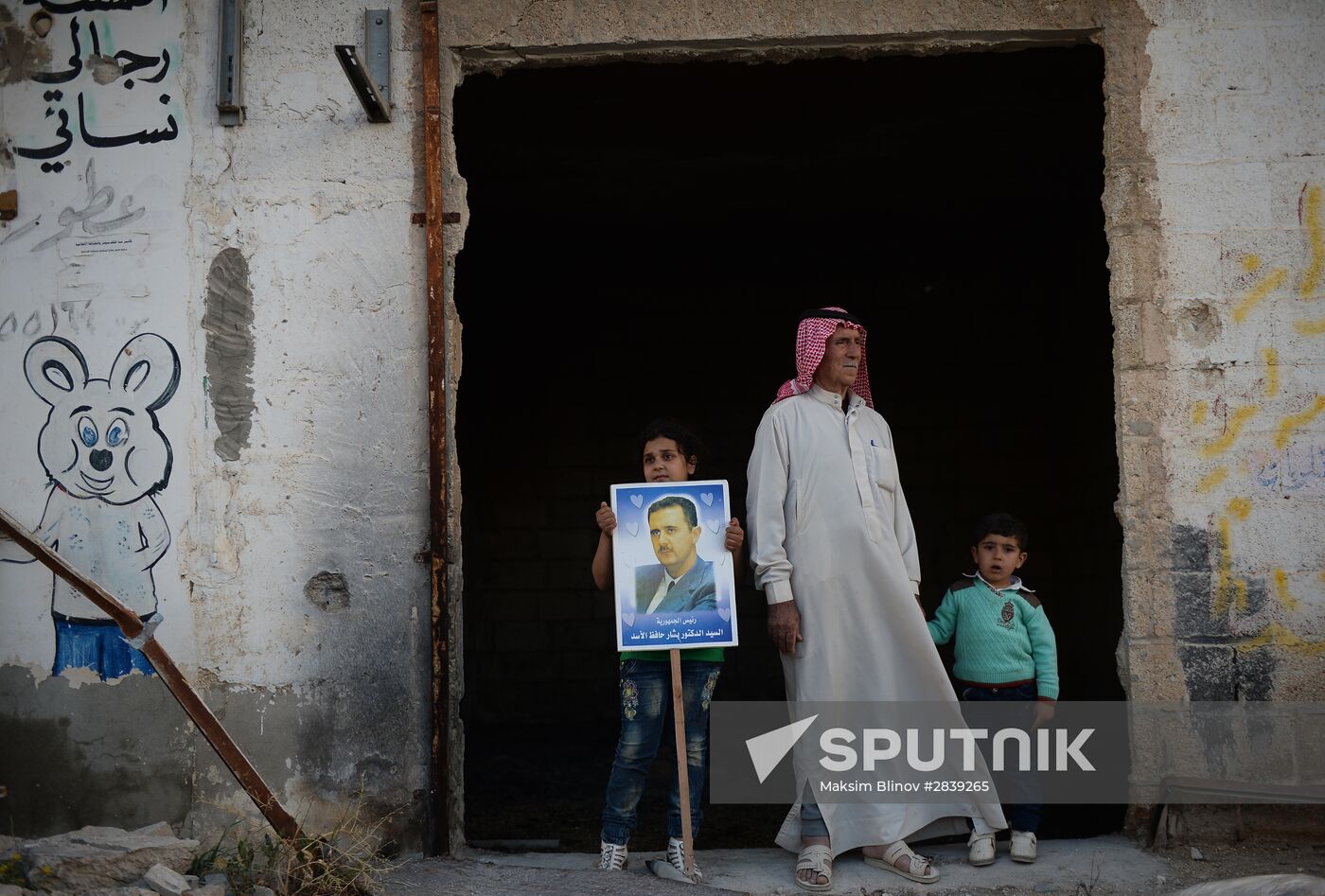Handing out Russian humanitarian relief aid to the Syrian population