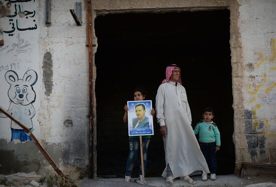 Handing out Russian humanitarian relief aid to the Syrian population