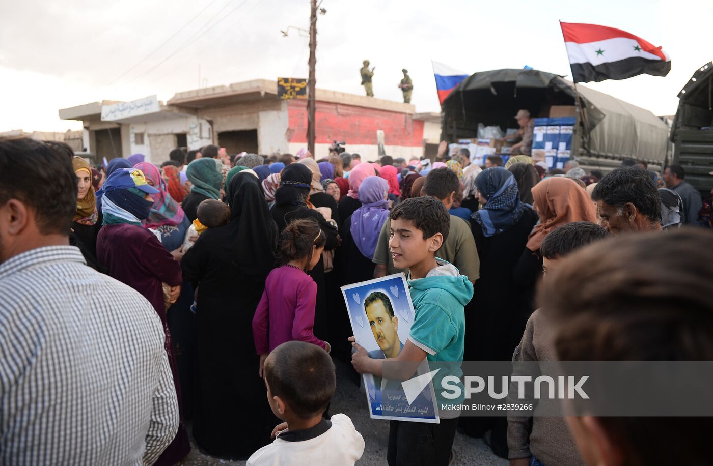 Handing out Russian humanitarian relief aid to the Syrian population