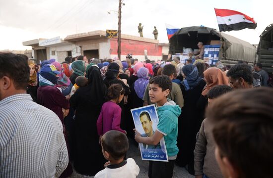 Handing out Russian humanitarian relief aid to the Syrian population