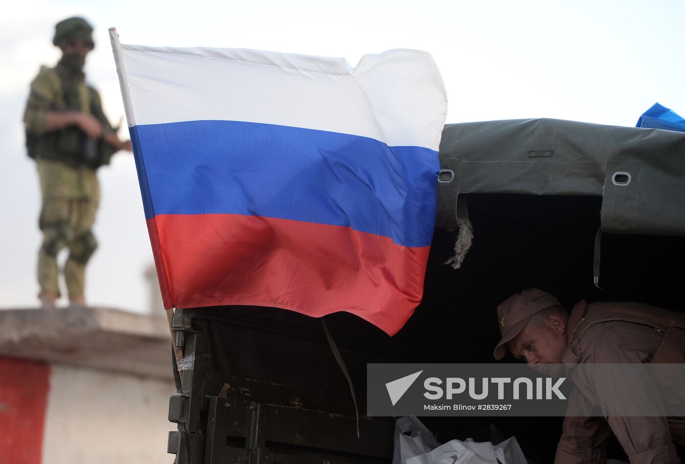 Handing out Russian humanitarian relief aid to the Syrian population