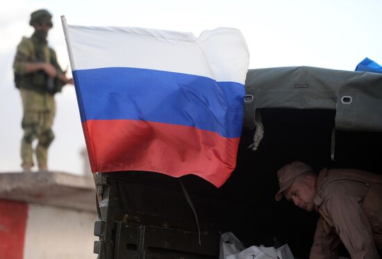 Handing out Russian humanitarian relief aid to the Syrian population